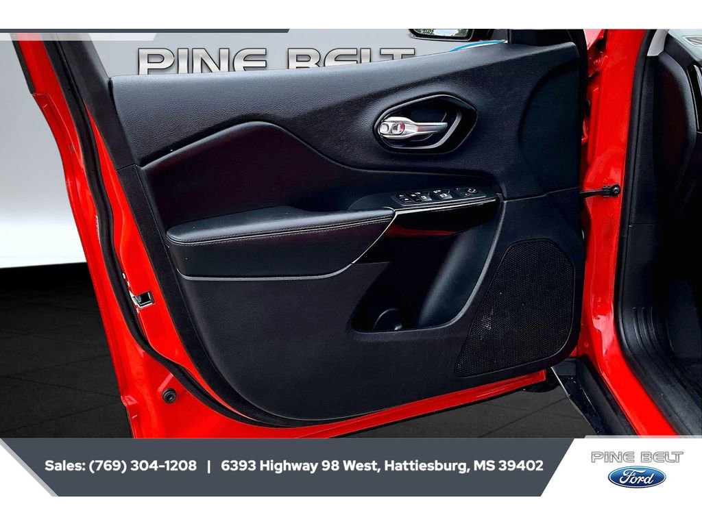 Used 2021 Jeep Cherokee Latitude Plus AWD/4WD image 16