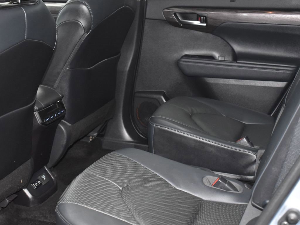 Used 2021 Toyota Highlander Limited image 11