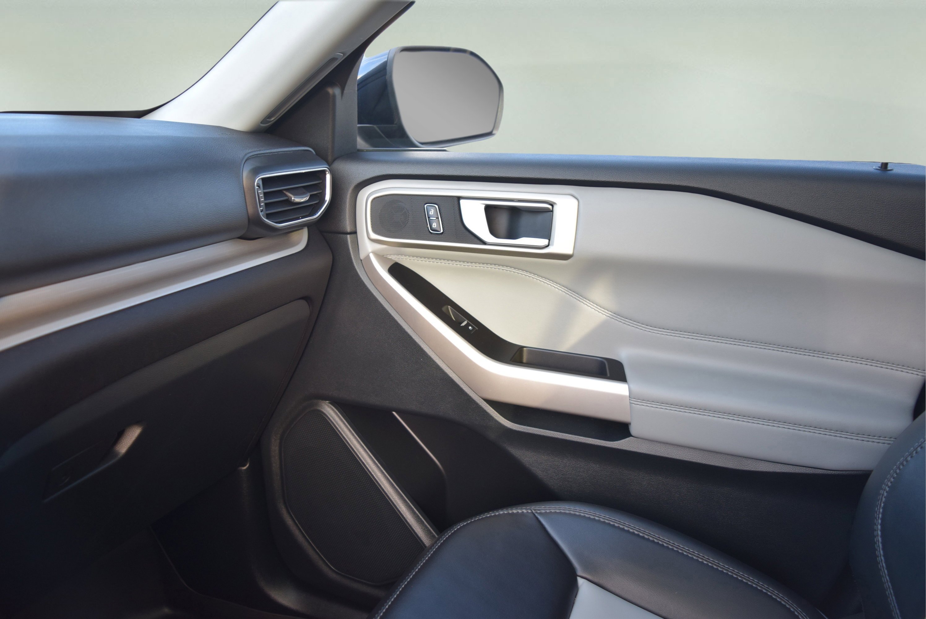 Certified 2023 Ford Explorer XLT w/ Equipment Group 202A image 15