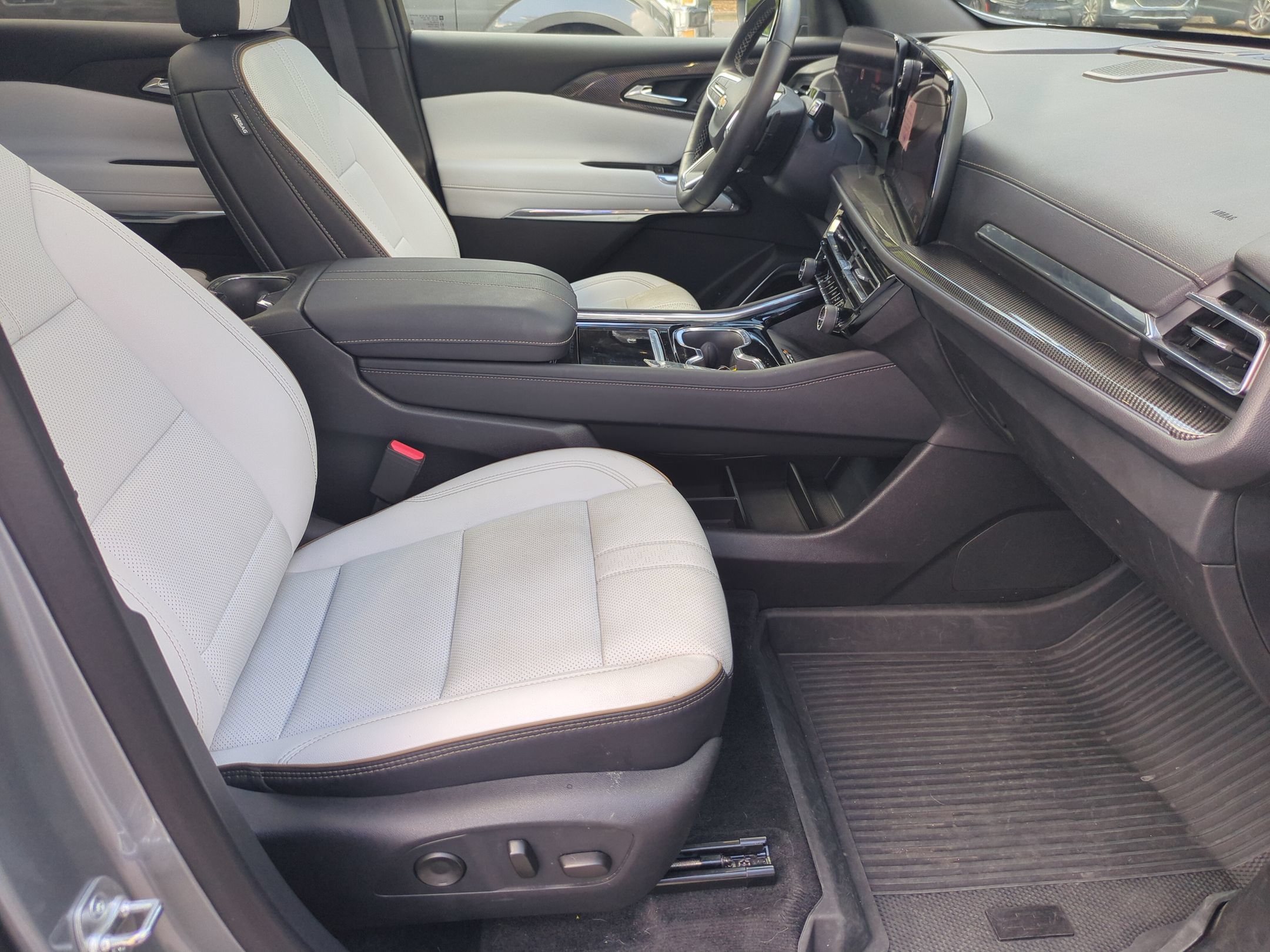 Used 2025 Chevrolet Traverse High Country FWD image 35