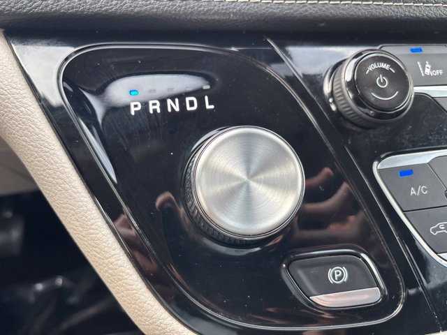 Used 2024 Chrysler Pacifica Limited FWD image 28