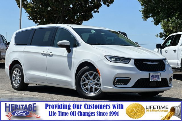 Used 2023 Chrysler Pacifica Touring-L image 1