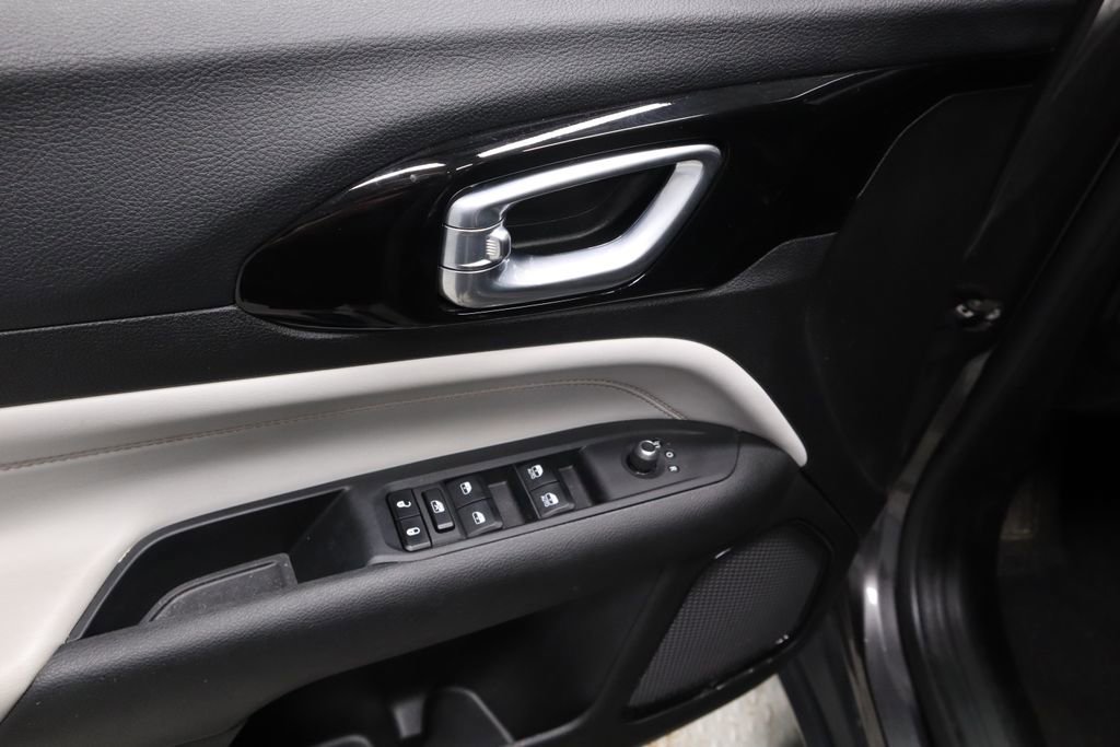 Used 2023 Jeep Compass Limited image 23