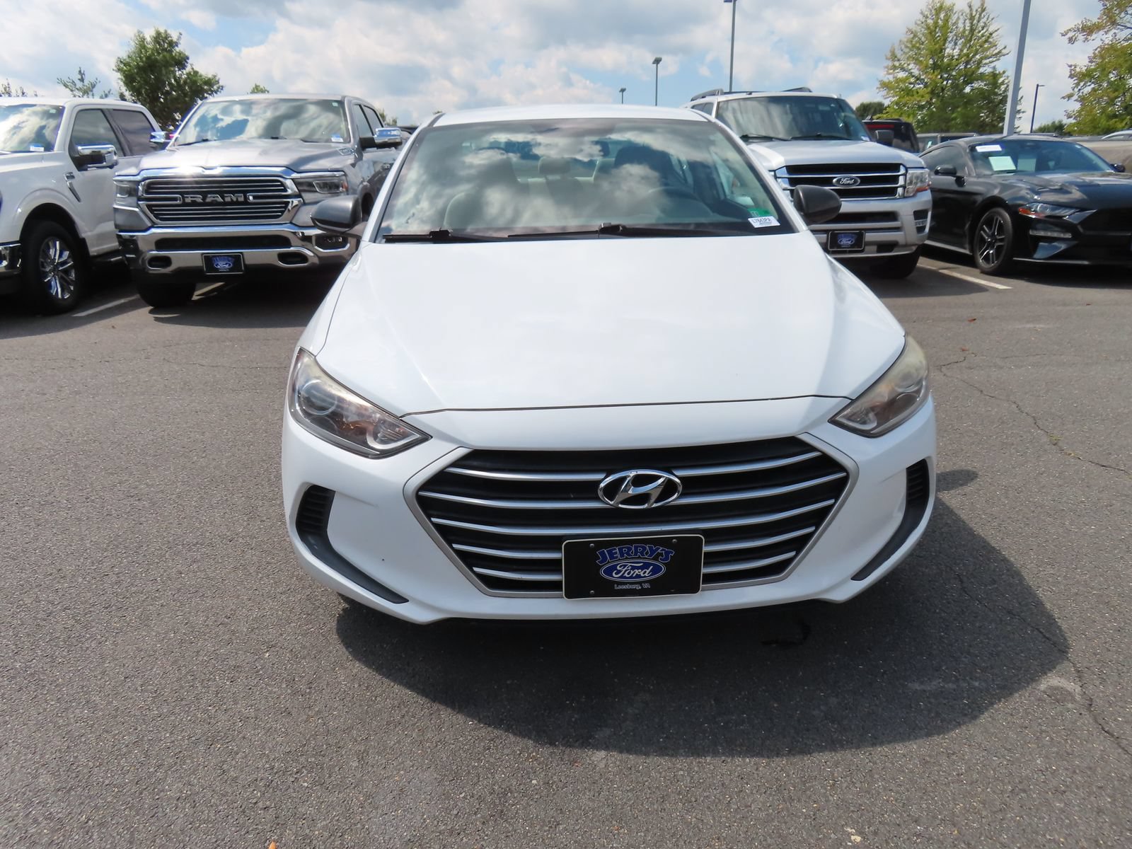 Used 2017 Hyundai Elantra SE FWD image 2