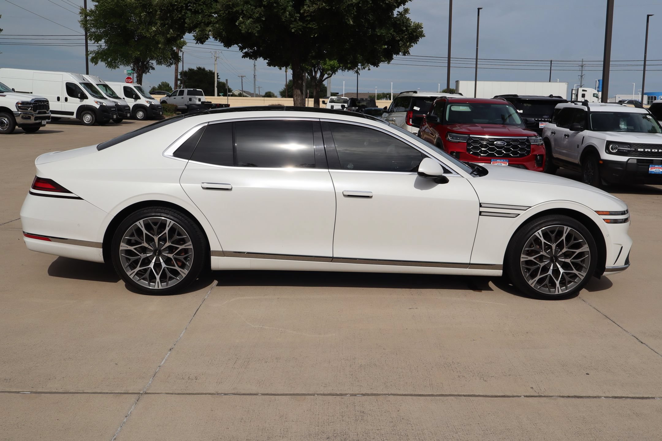 Used 2023 Genesis G90 3.5T AWD/4WD image 2