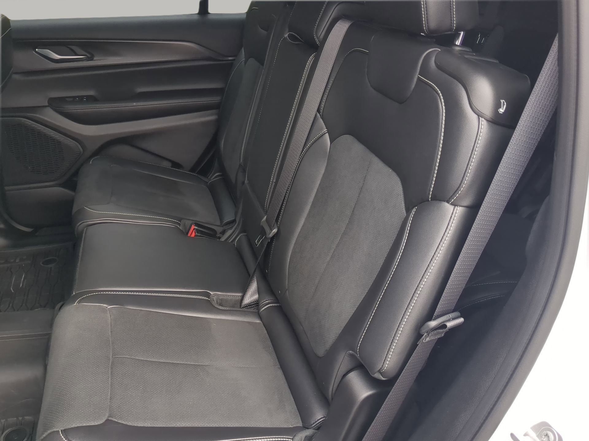 Used 2025 Jeep Grand Cherokee L Altitude image 45