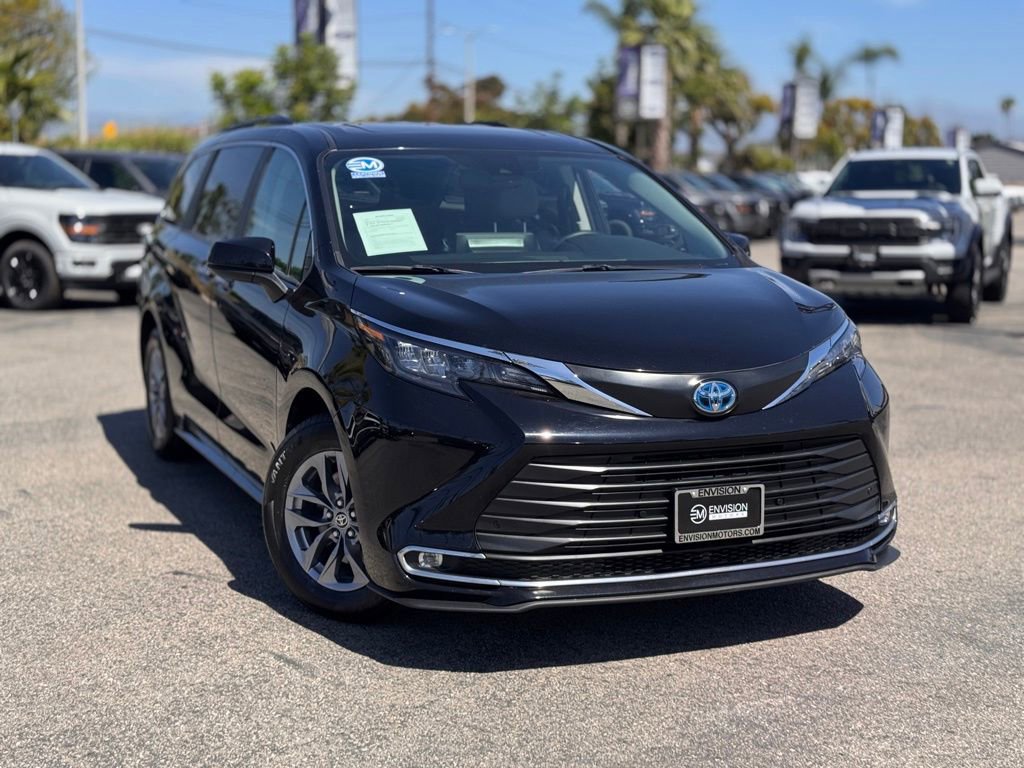 Used 2024 Toyota Sienna XLE image 2