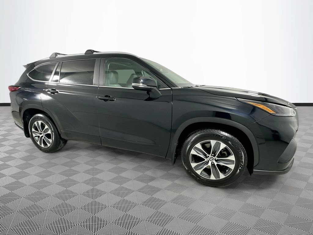 Used 2023 Toyota Highlander XLE AWD/4WD image 11