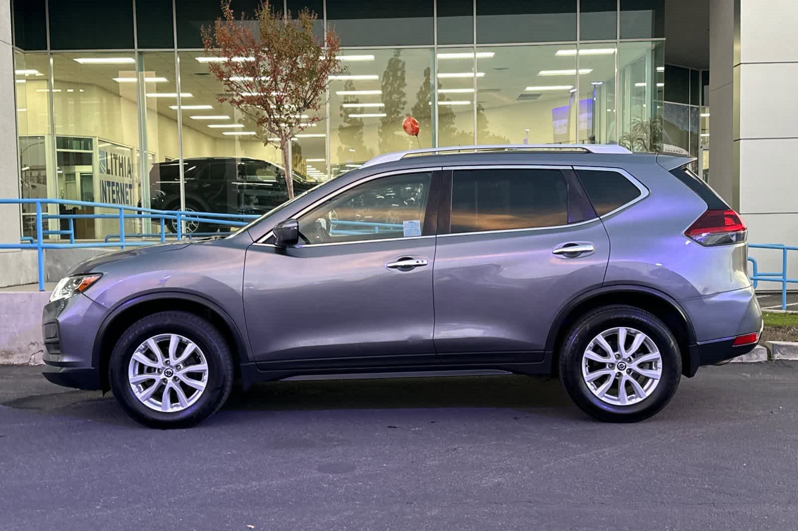 Used 2018 Nissan Rogue SV image 2