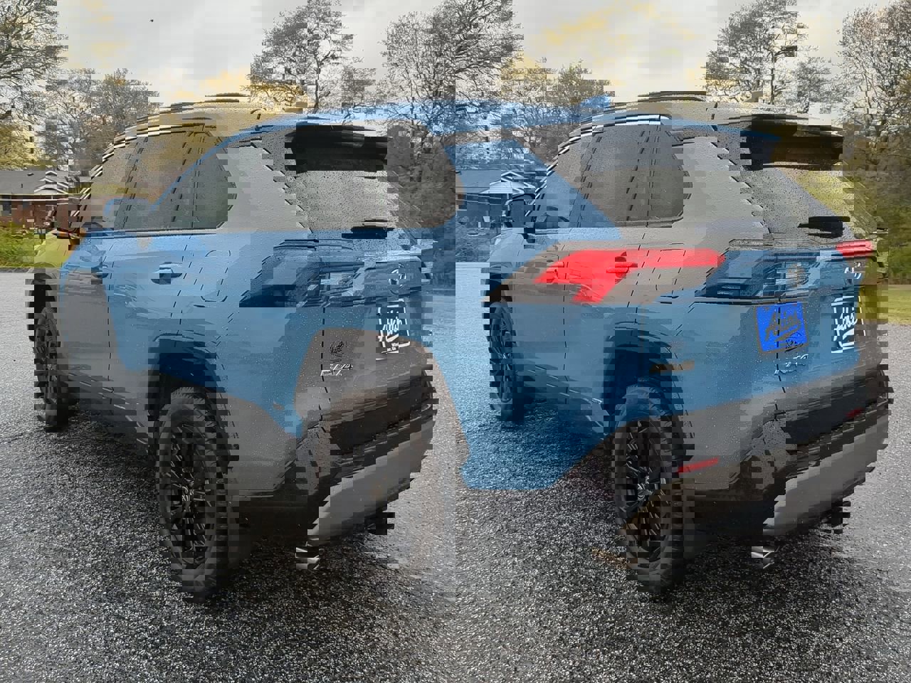 Used 2022 Toyota RAV4 SE w/ Convenience Package image 2