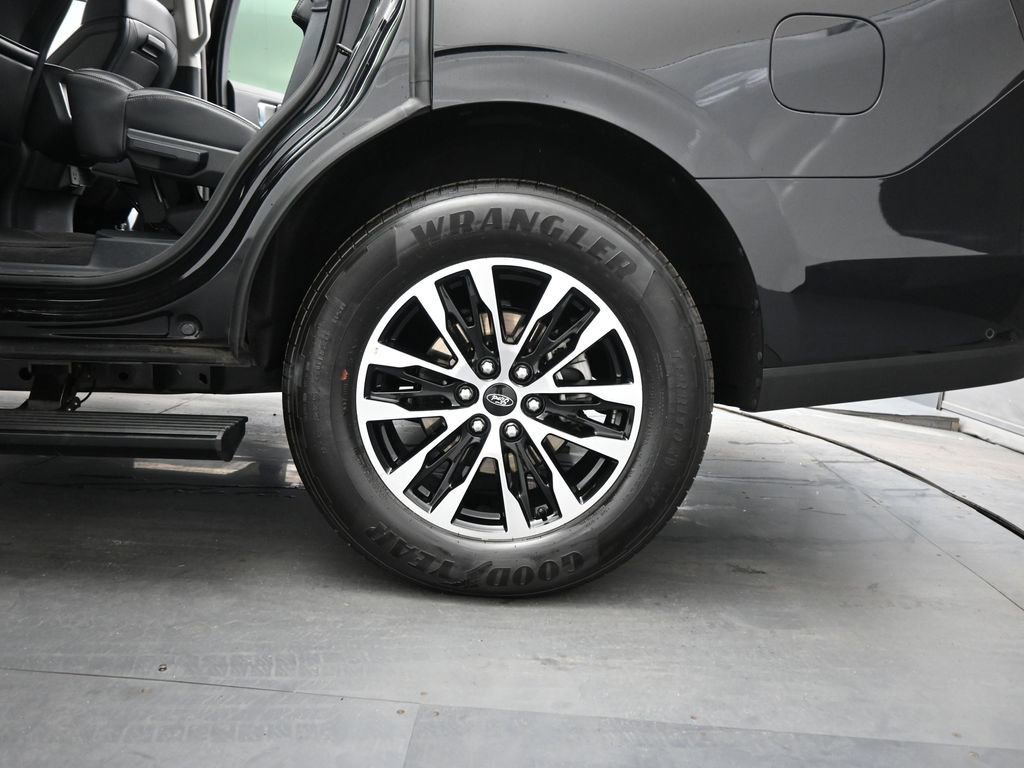 Certified 2025 Ford Expedition Platinum image 21