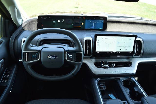 Certified 2025 Ford Expedition Active AWD/4WD image 16