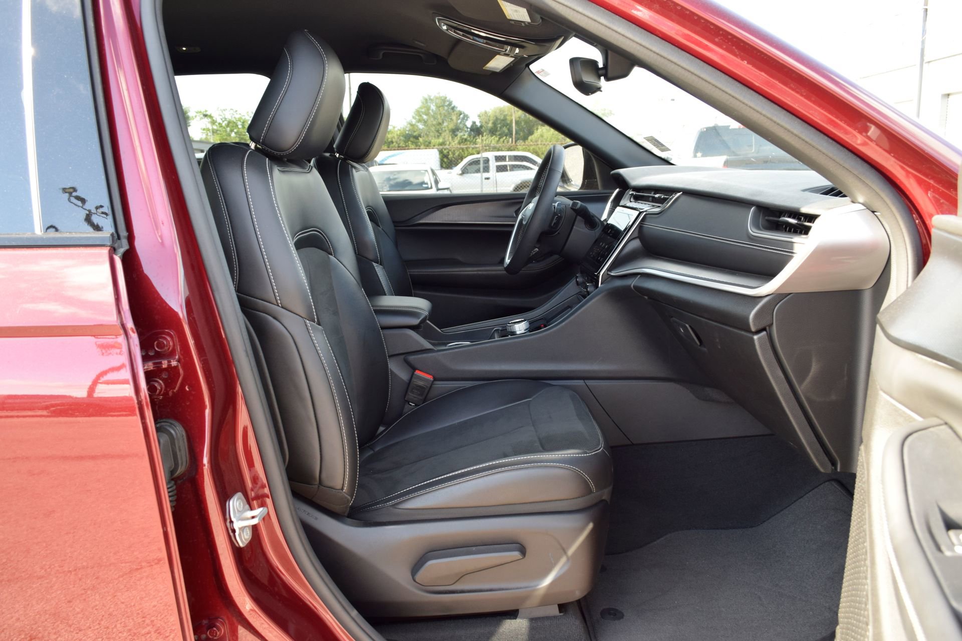 Used 2023 Jeep Grand Cherokee L Laredo image 25