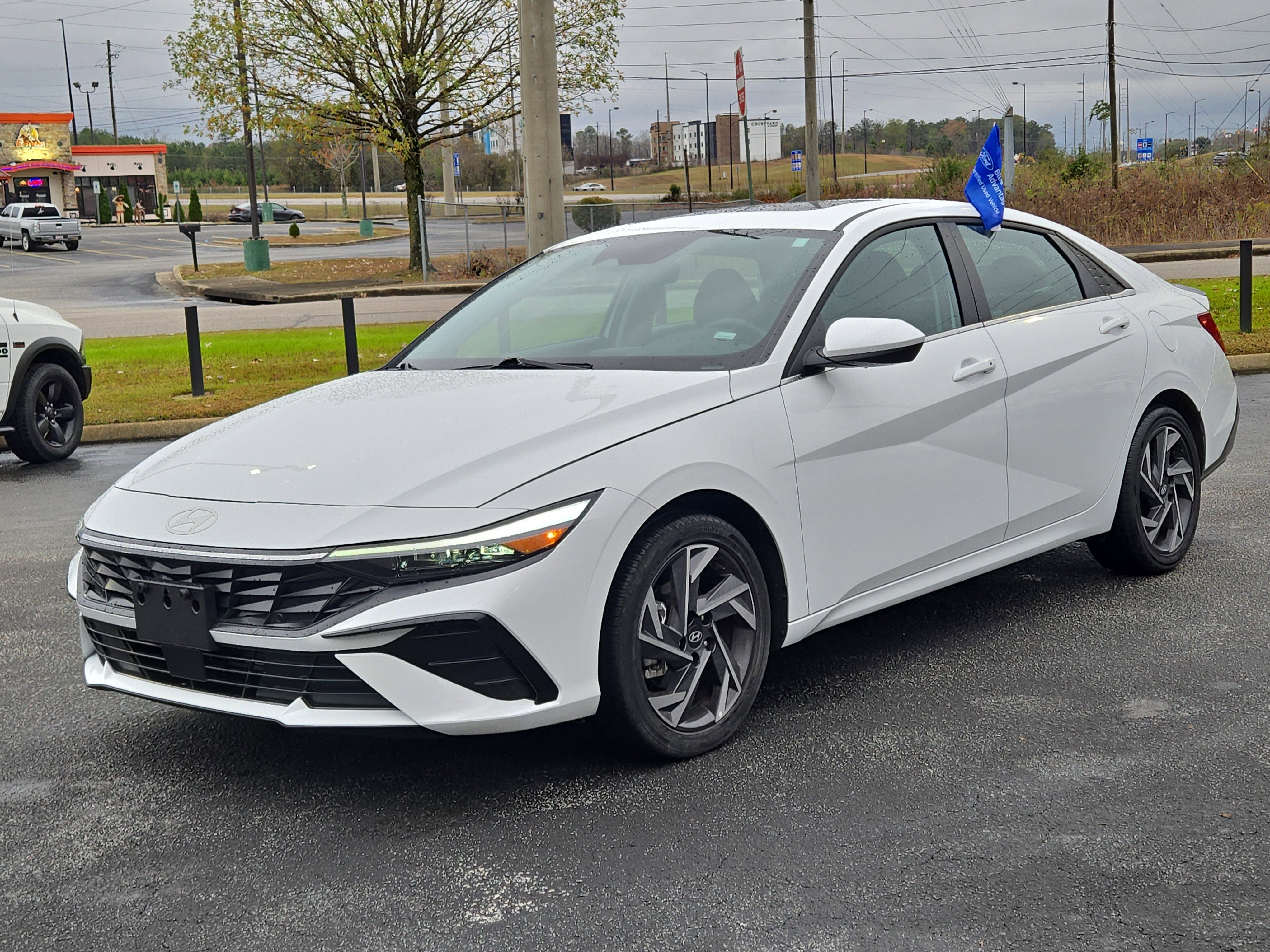 Used 2025 Hyundai Elantra SEL image 2