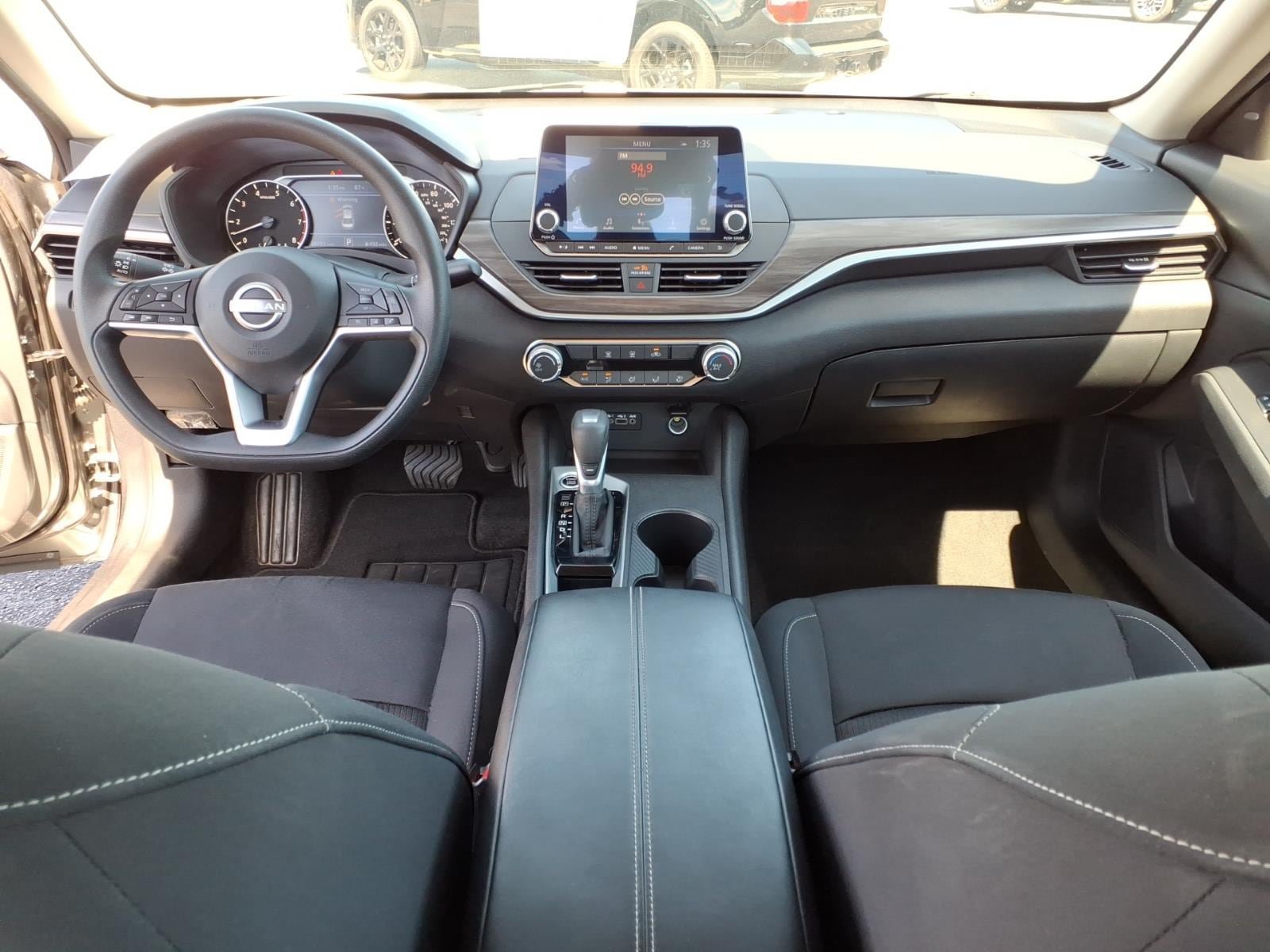 Used 2025 Nissan Altima 2.5 SV FWD image 15
