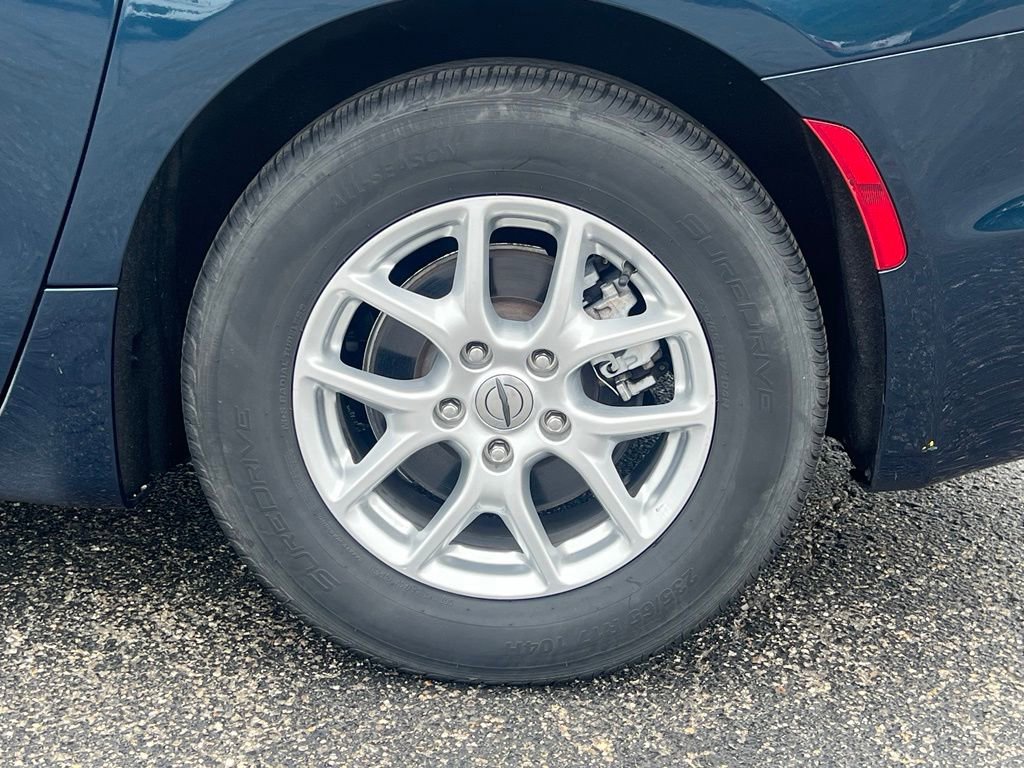 Used 2023 Chrysler Pacifica Touring-L FWD image 6