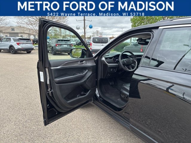 Used 2023 Jeep Grand Cherokee Limited AWD/4WD image 9