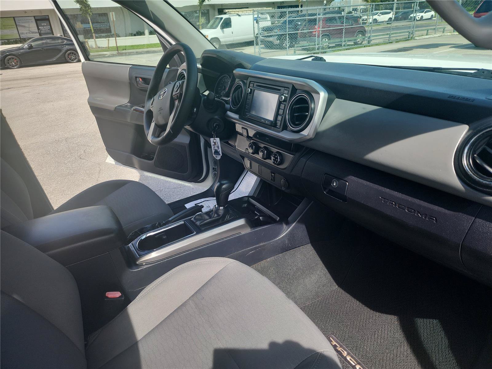 Used 2017 Toyota Tacoma SR5 w/ SR5 Appearance Package (SM) RWD image 28