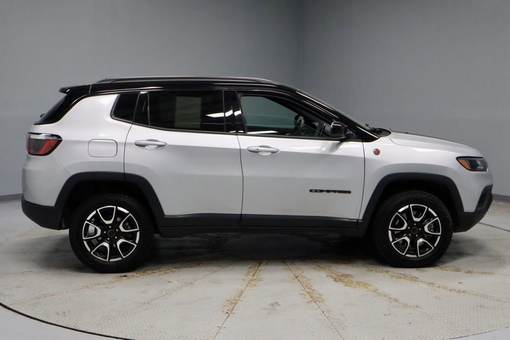 Used 2025 Jeep Compass Trailhawk AWD/4WD image 5