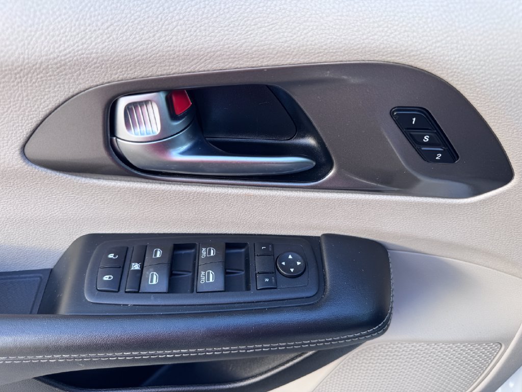 Used 2023 Chrysler Pacifica Touring-L FWD image 16