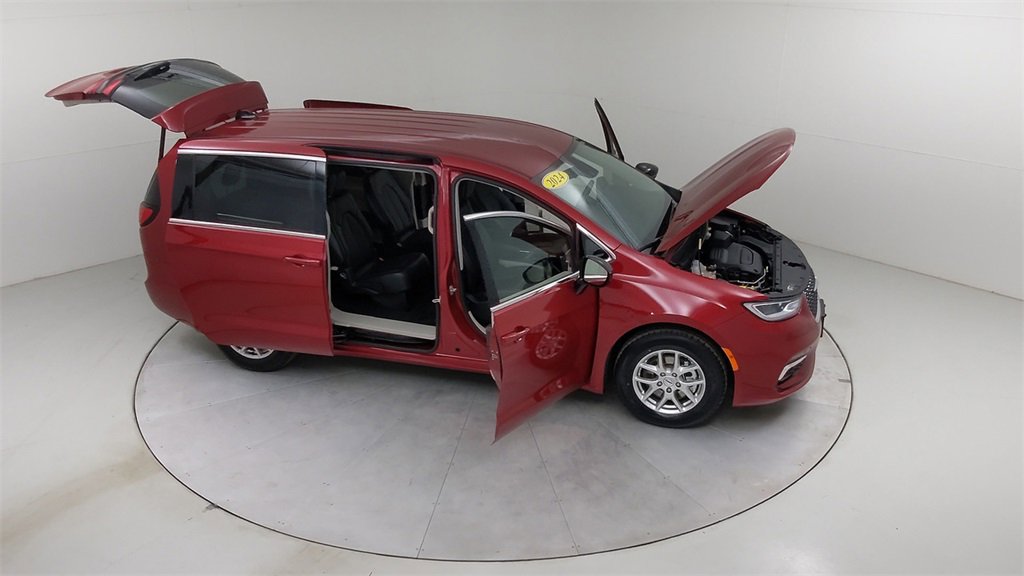 Used 2024 Chrysler Pacifica Touring-L image 46