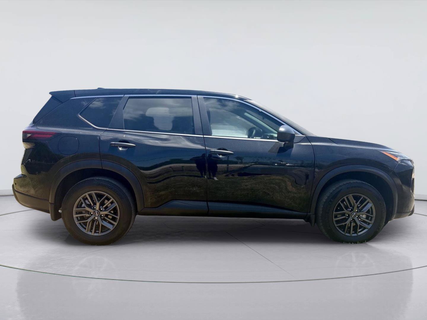 Used 2025 Nissan Rogue S FWD image 2