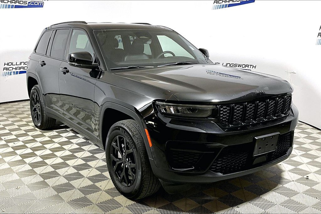 Used 2025 Jeep Grand Cherokee Altitude AWD/4WD image 3