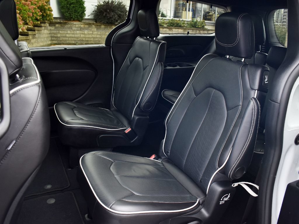 Used 2025 Chrysler Pacifica Limited FWD image 6