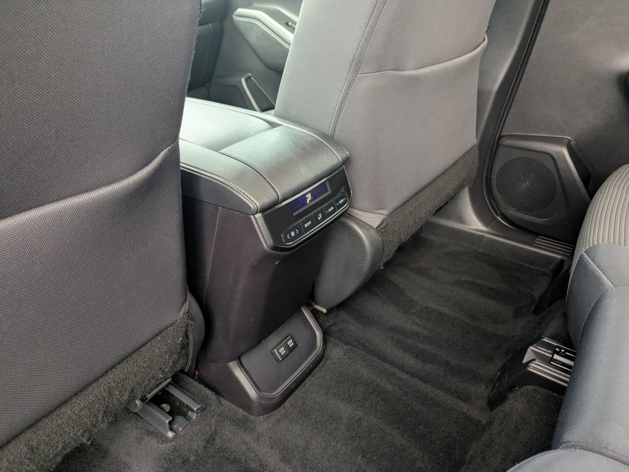 Used 2021 Toyota Highlander L image 28