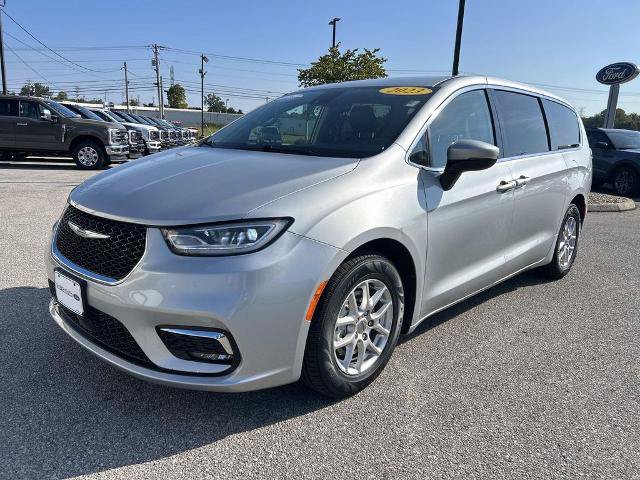 Used 2023 Chrysler Pacifica Touring-L FWD image 8