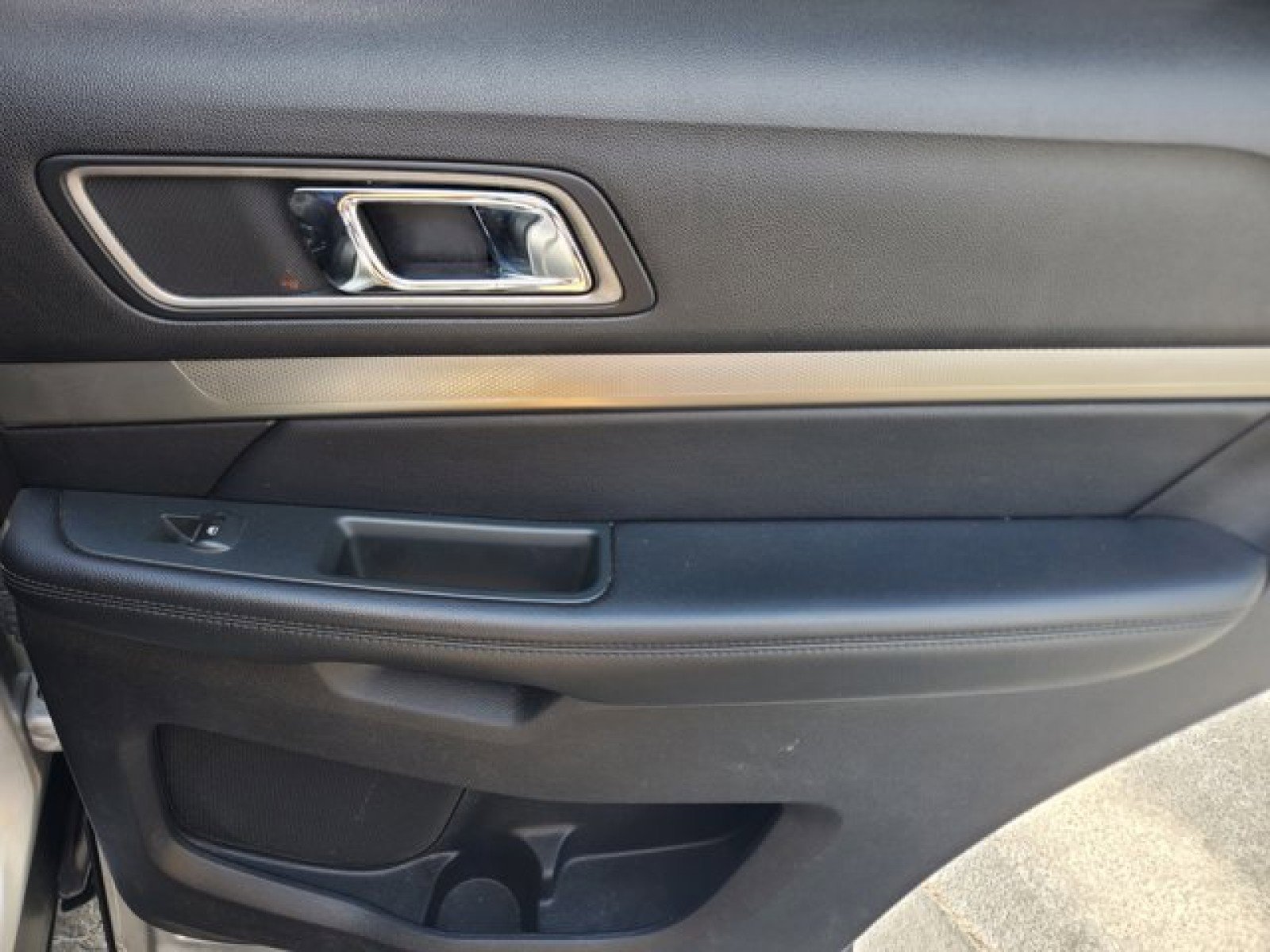 Certified 2018 Ford Explorer XLT FWD image 31