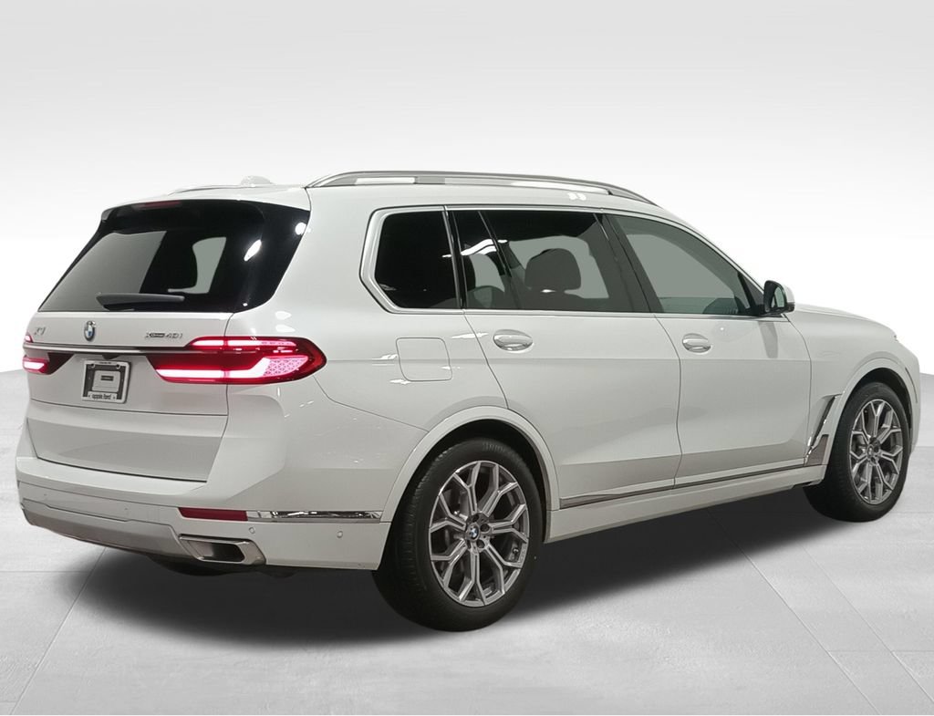 Used 2024 BMW X7 xDrive40i w/ Premium Package AWD/4WD image 3