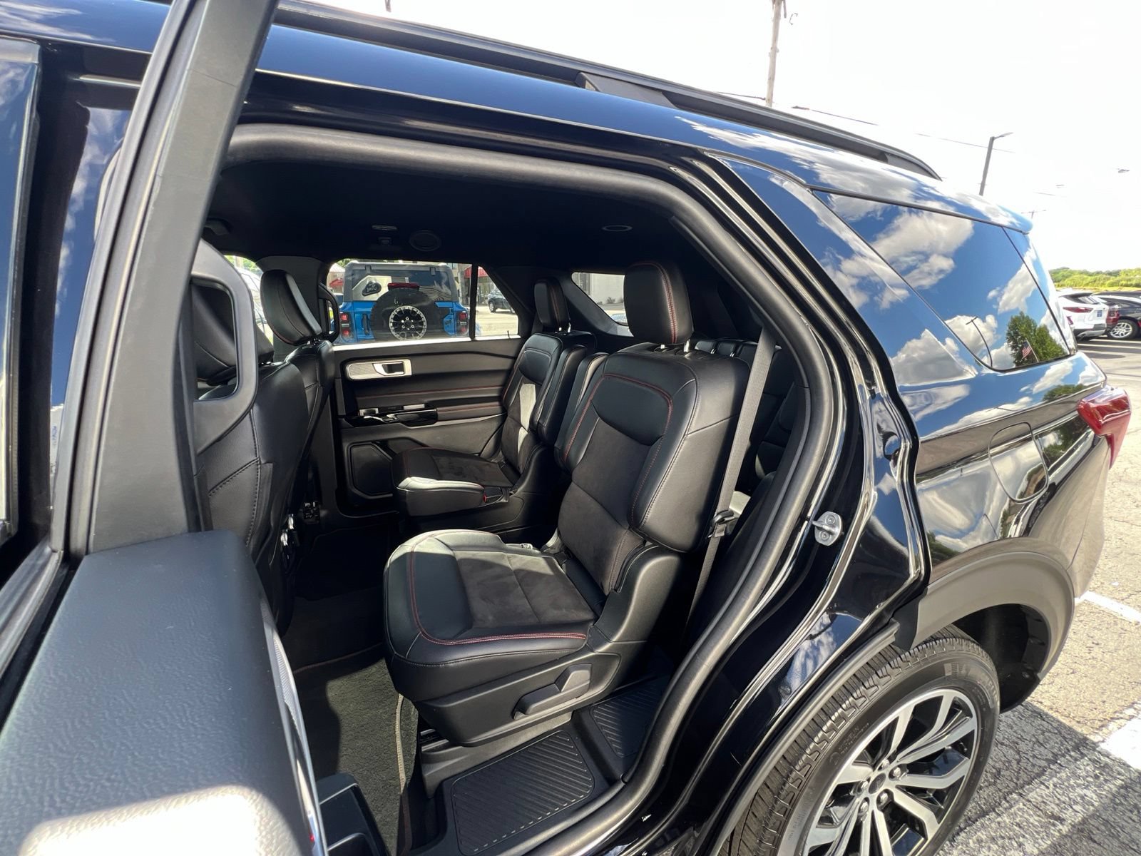 Certified 2023 Ford Explorer ST-Line AWD/4WD image 38