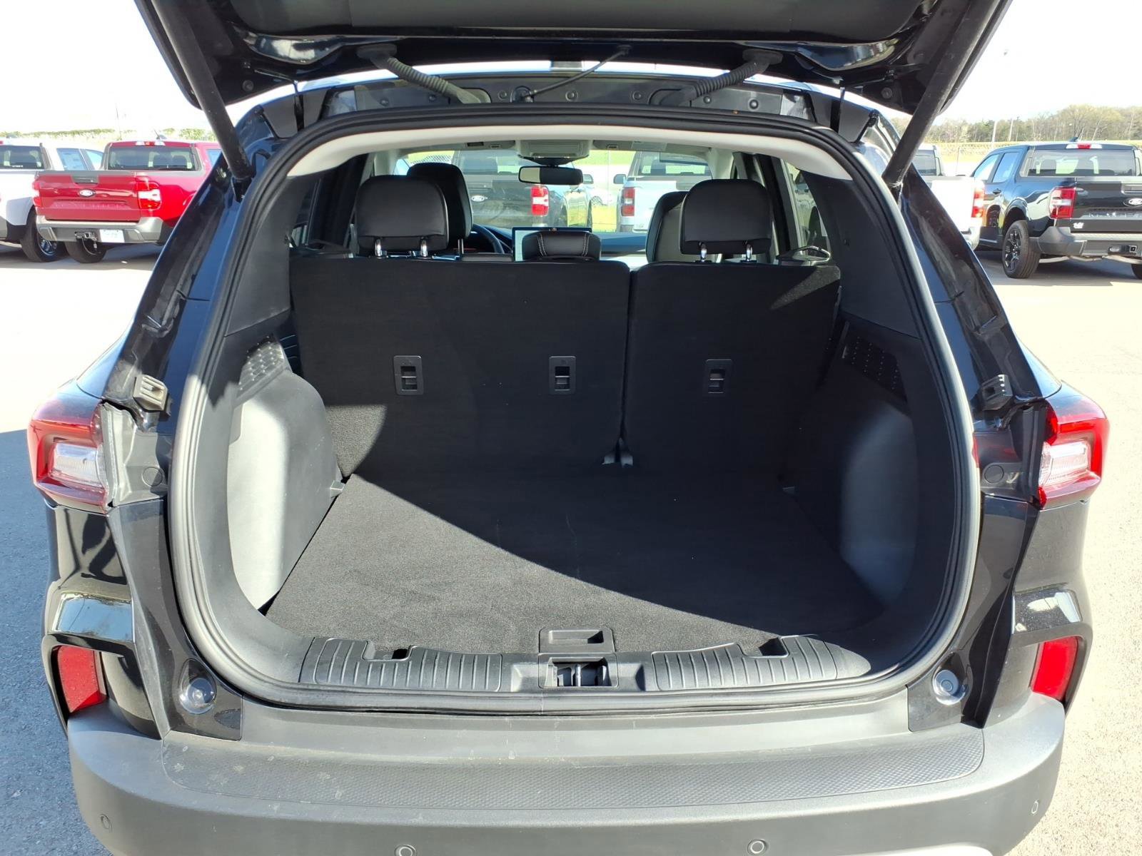 Certified 2025 Ford Escape Platinum w/ Class II Trailer Tow Package image 10