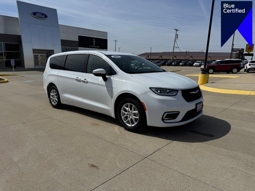 Used 2023 Chrysler Pacifica Touring-L image 1