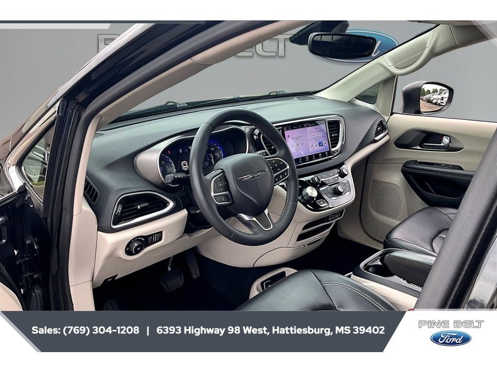 Used 2023 Chrysler Pacifica Touring-L FWD image 12