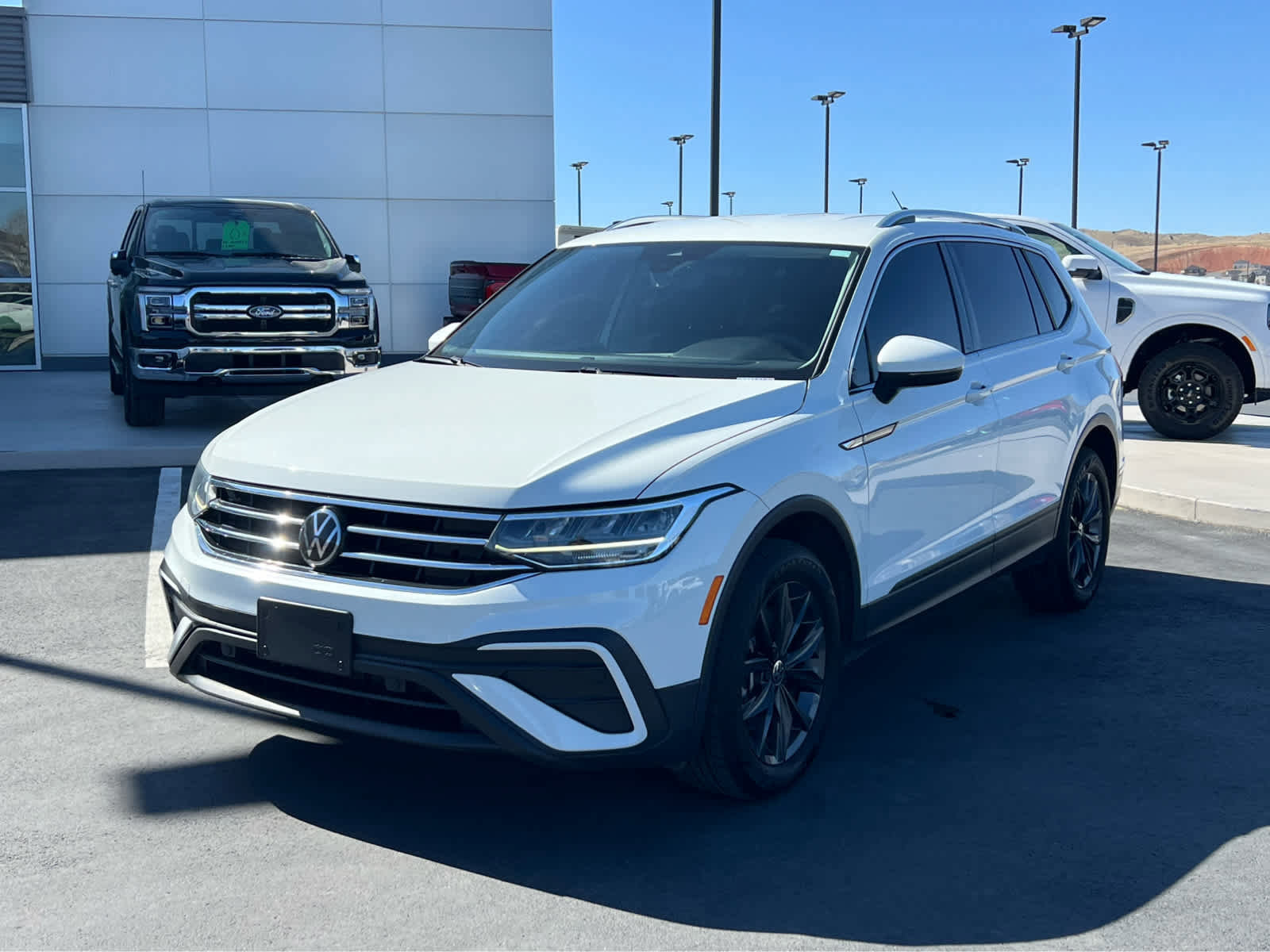 Used 2022 Volkswagen Tiguan SE image 2