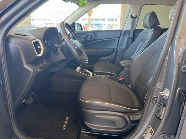Used 2025 Hyundai Venue Limited FWD image 9