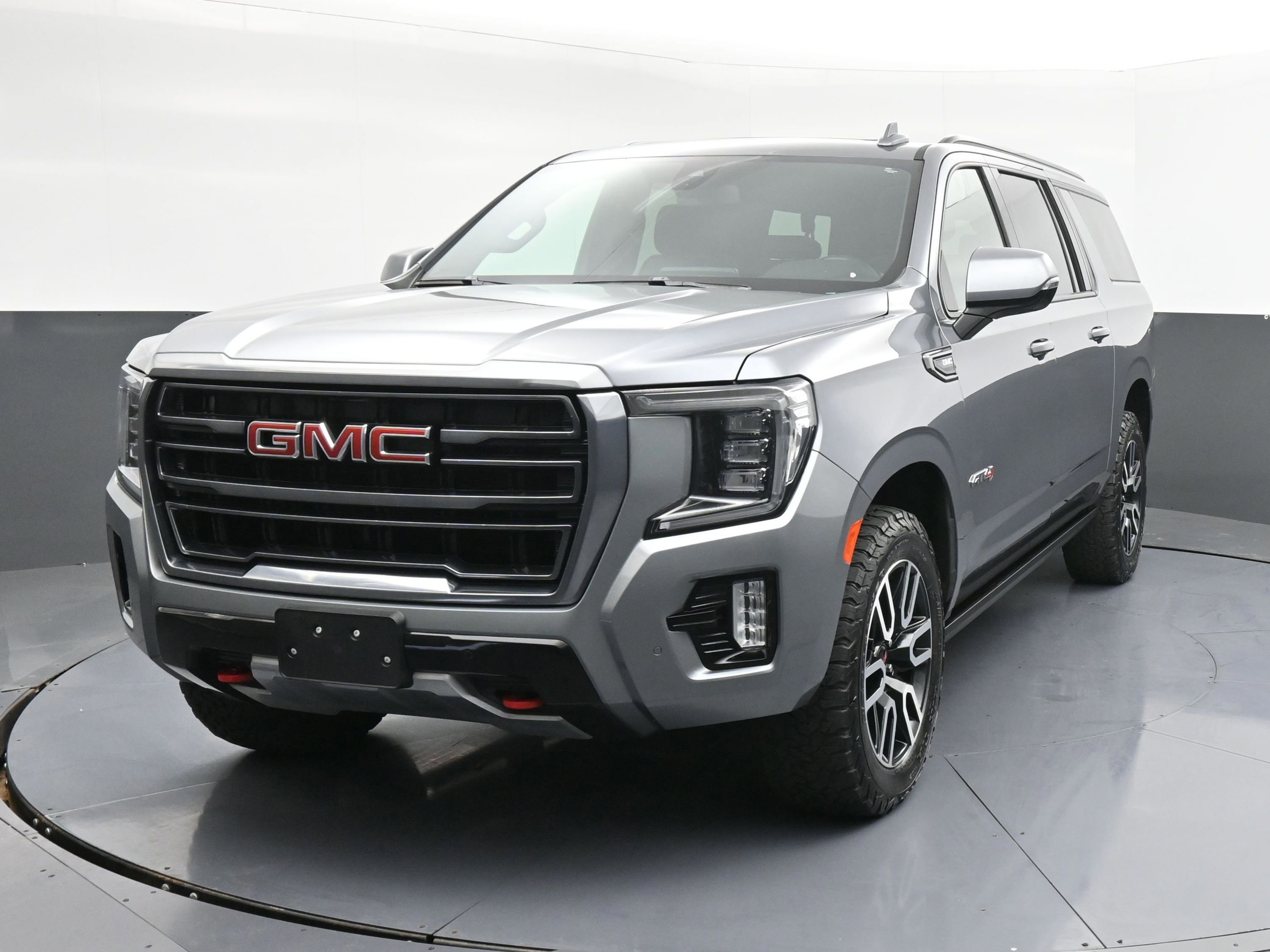 Used 2022 GMC Yukon XL AT4 image 2