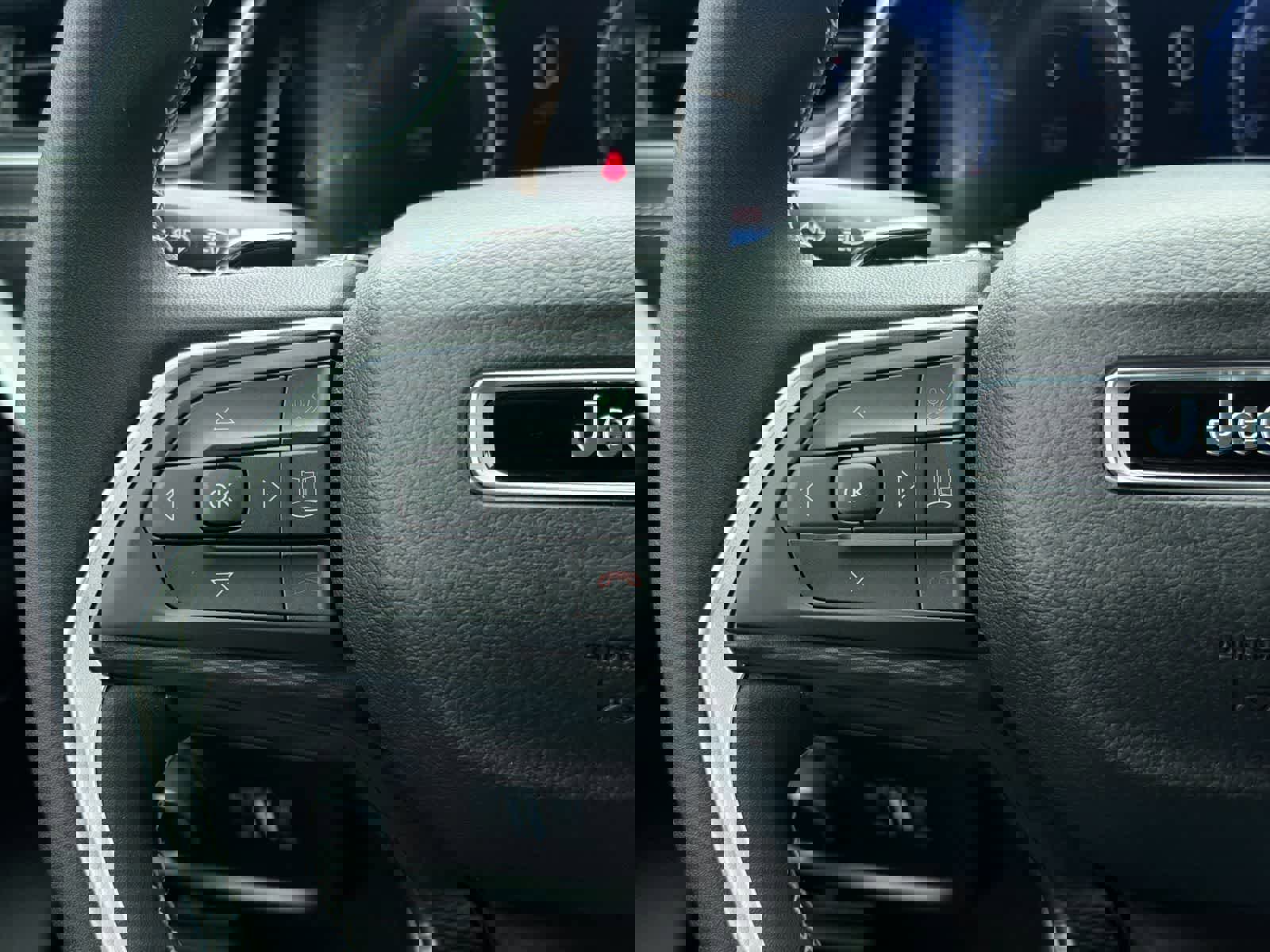 Used 2025 Jeep Grand Cherokee Laredo X image 26