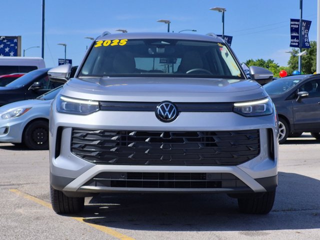 Used 2025 Volkswagen Tiguan SE FWD image 9