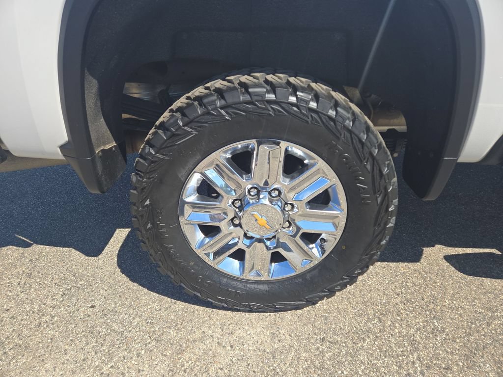 Used 2024 Chevrolet Silverado 2500 High Country w/ High Country Premium Package AWD/4WD image 2