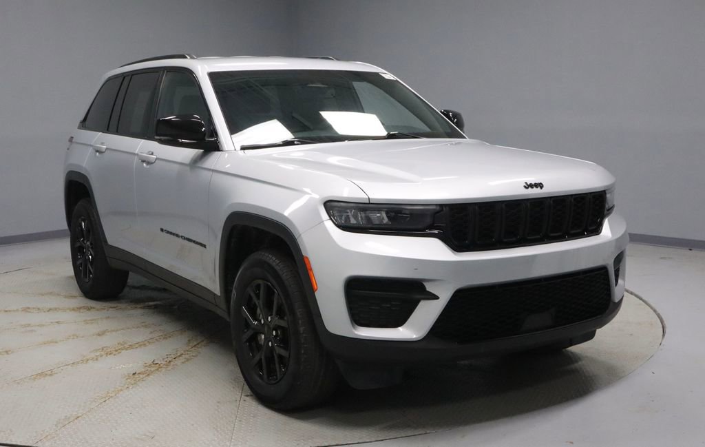 Used 2024 Jeep Grand Cherokee Altitude image 1