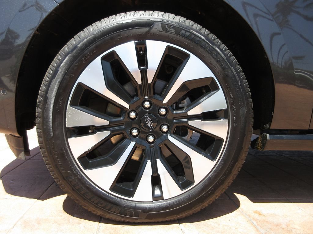 Certified 2025 Ford Expedition Max Platinum w/ Driver's Package AWD/4WD image 9