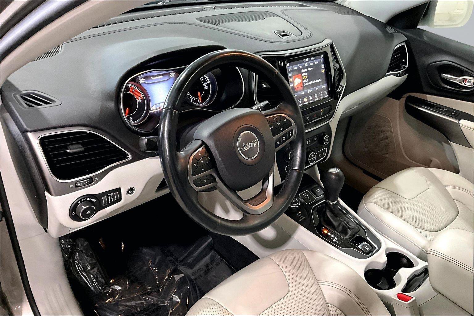 Used 2019 Jeep Cherokee Limited w/ Luxury Group AWD/4WD image 15