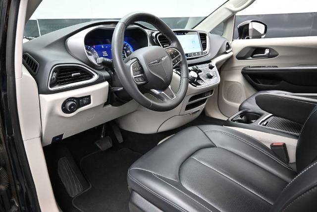 Used 2024 Chrysler Pacifica Touring-L FWD image 16