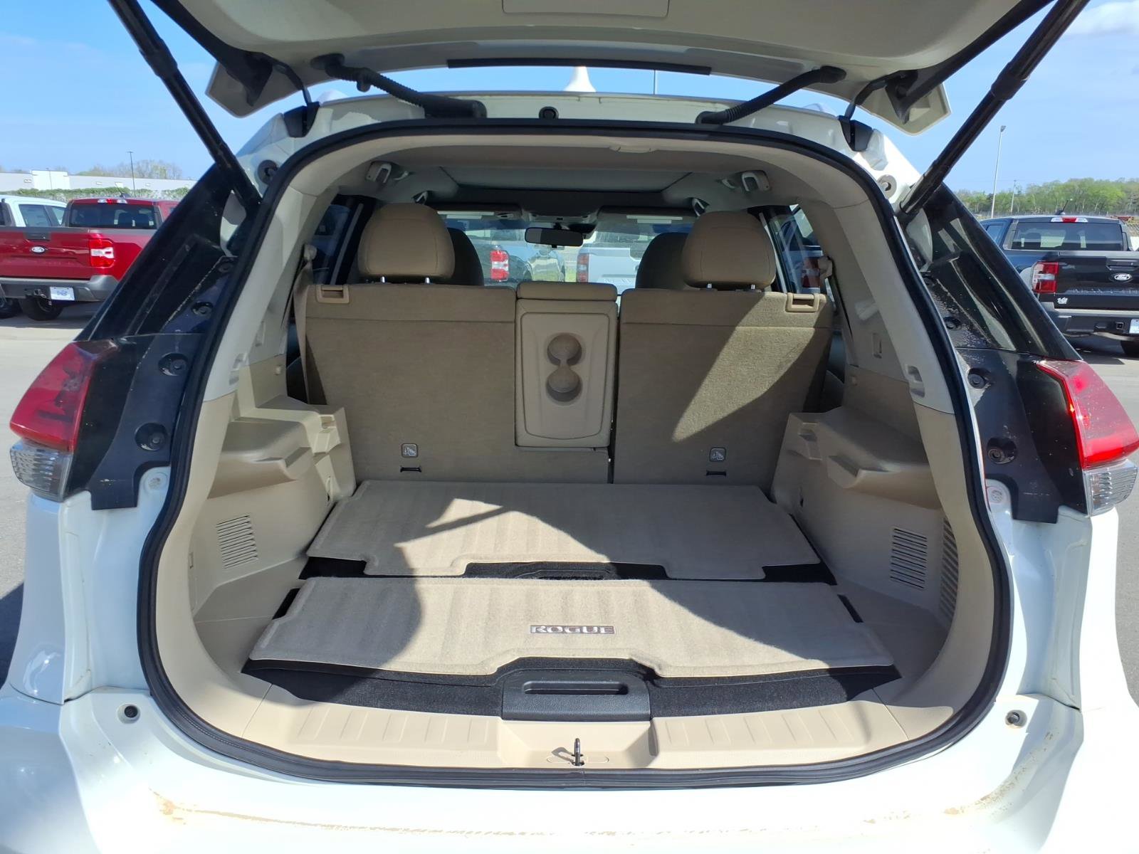 Used 2020 Nissan Rogue SV w/ Sun & Sound Touring Package FWD image 10