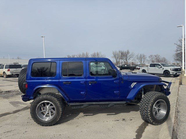 Used 2018 Jeep Wrangler Unlimited Sahara image 2