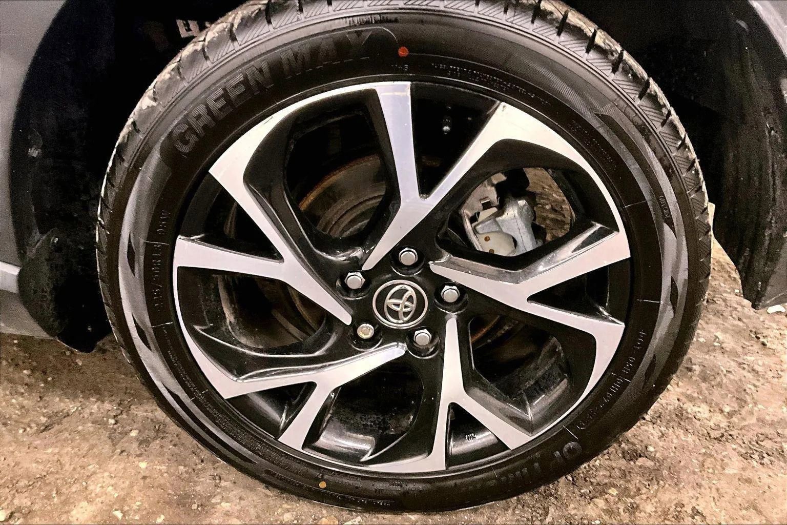 Used 2019 Toyota C-HR XLE image 10