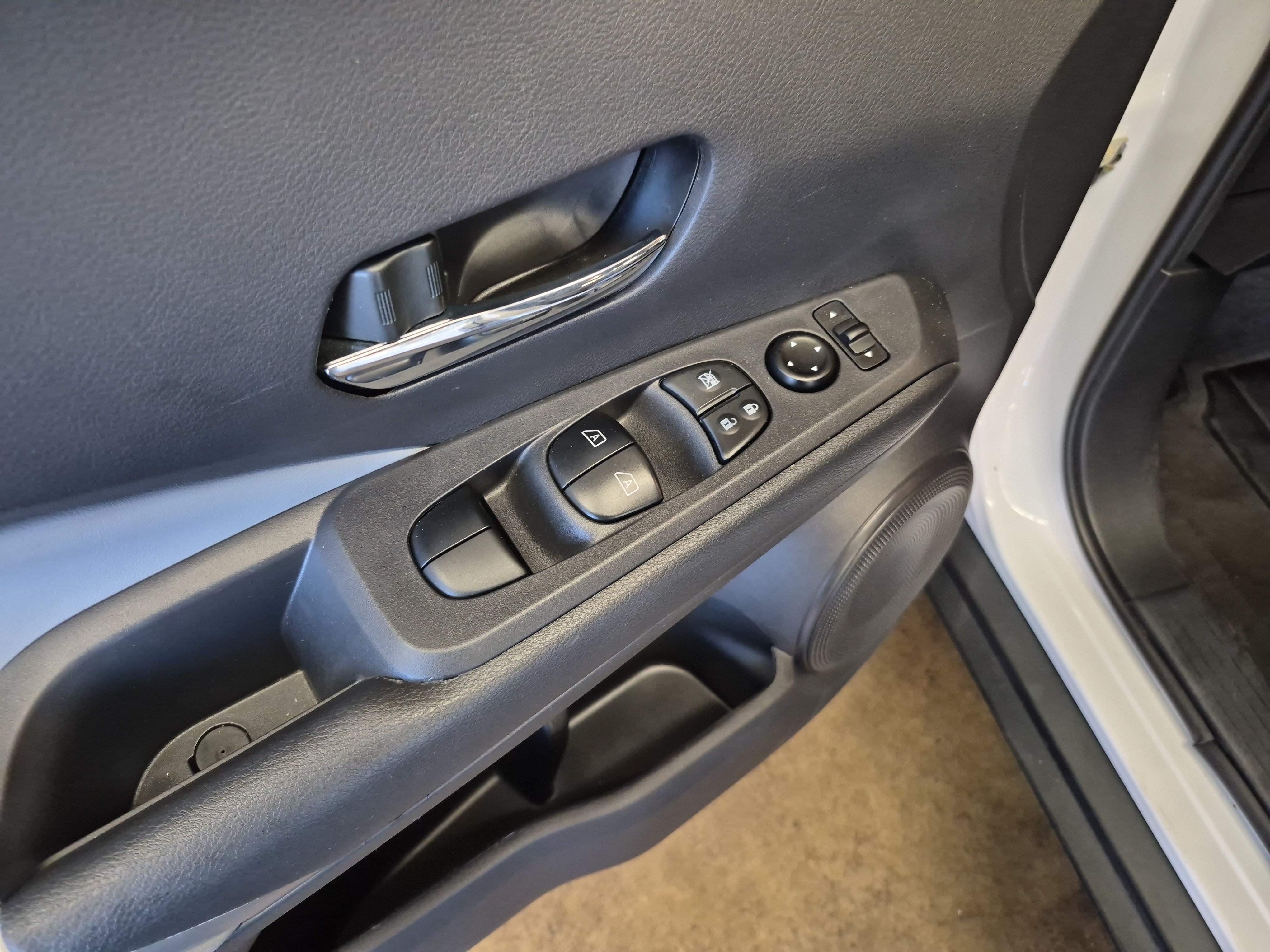 Used 2024 Nissan Kicks SR w/ SR Premium Package FWD image 9